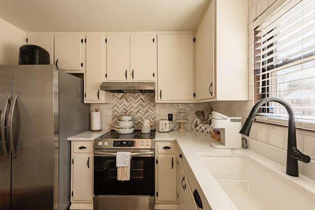Cozy Townhome Retreat With King Bed Near I-10, Capitol, Fsu & Famu Tallahassee Exterior photo